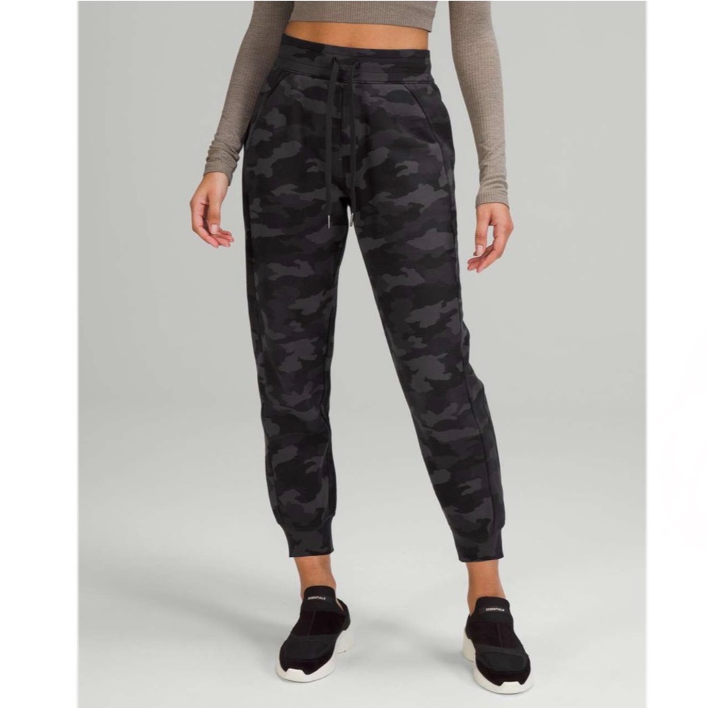 Lululemon Scuba High-Rise Jogger 7/8 Length In Black Camo Size 4